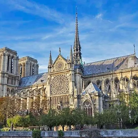 Quiet 30m2 Apt Just Steps From Notre-dame,